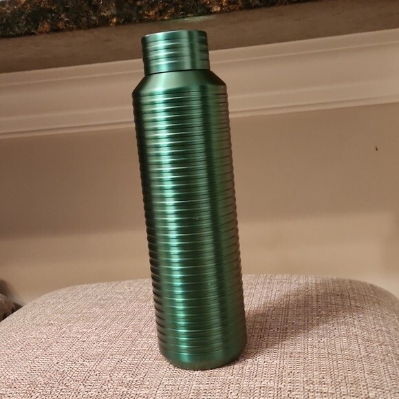 Starbucks 2022 Green Gold Ombre Vacuum Insulated 20oz Water Bottle Tumbler - Picture 2 of 7